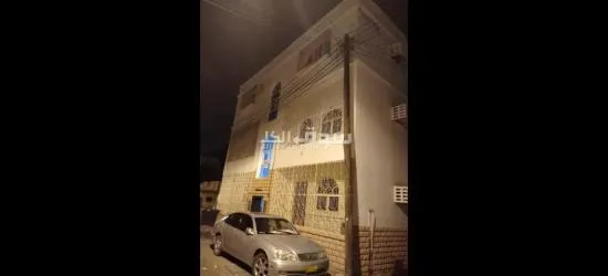 بنايه طابقين ونص لها دخل ٥٠٠ ريال شهريا