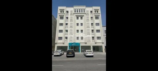 للايجار شقة نظيفة وممتازة في بناية سكنية جديدة في الخوض السادسة بالقرب من جامع حي المعرفة