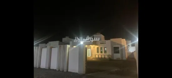 للبيع منزل ممتازة  في ارض سكنية بمساحة 600م في المصنعة الملدة فيها منزل مؤجرة ب150 ريال بموقع ممتاز