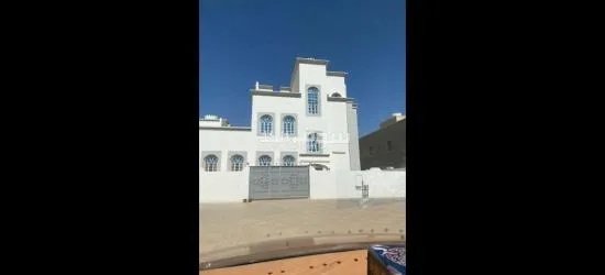 للايجار شقة للعوائل في بناية سكنية في المعبيلة الثامنة على الشارع السريع بالقرب من مدرسة خاصة