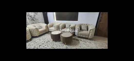 طقمين كنب فاخر مع كراسي وطاولات بحالة ممتازة