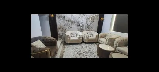 طقمين كنب فاخر مع كراسي وطاولات بحالة ممتازة - 3